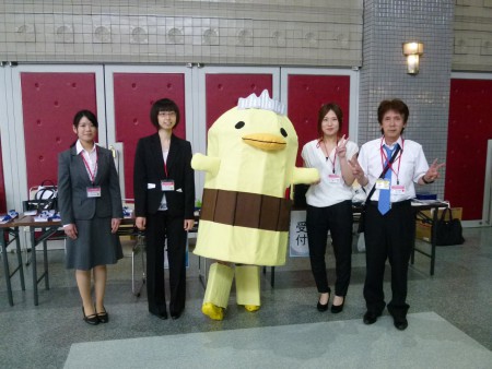 受付女子とパリーさんと実行委員長。